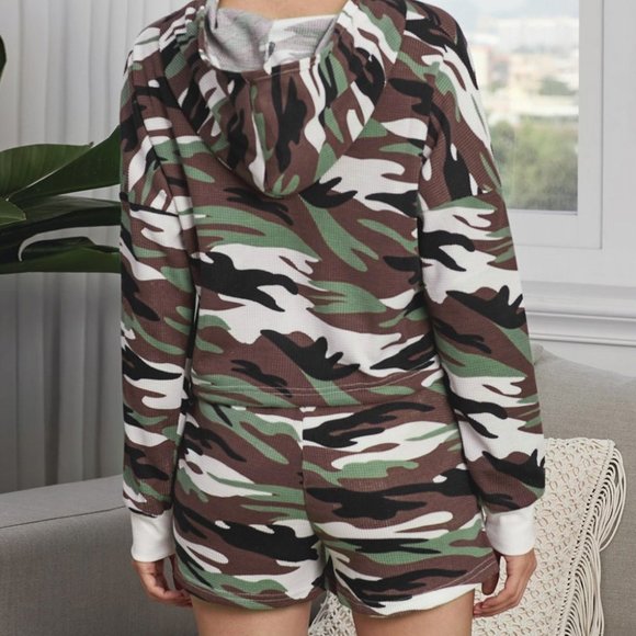 𝅺CAMO Cropped Hoodie & Shorts Loungewear Set - Picture 2 of 7